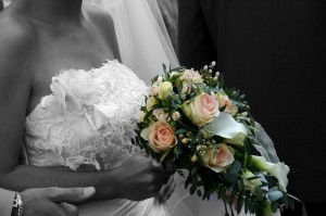 Der Blumenstrauß wird, von der Braut, nach der Hochzeit zum dank an die Gäste überreicht